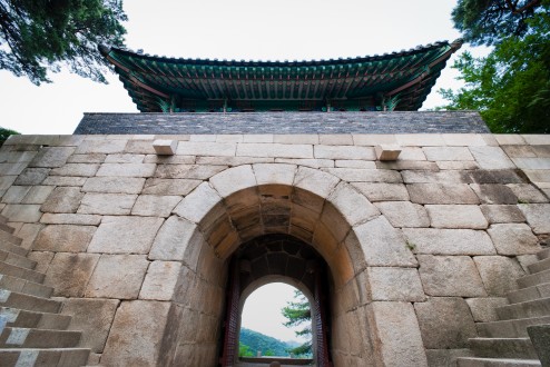 Sukjeongmun. Not pictured: soldiers with guns.